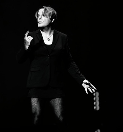 Eddie Izzard performs Shakespeare's Hamlet in strictly limited Chicago Shakespeare Theater engagement, April 19–May 4, 2024.